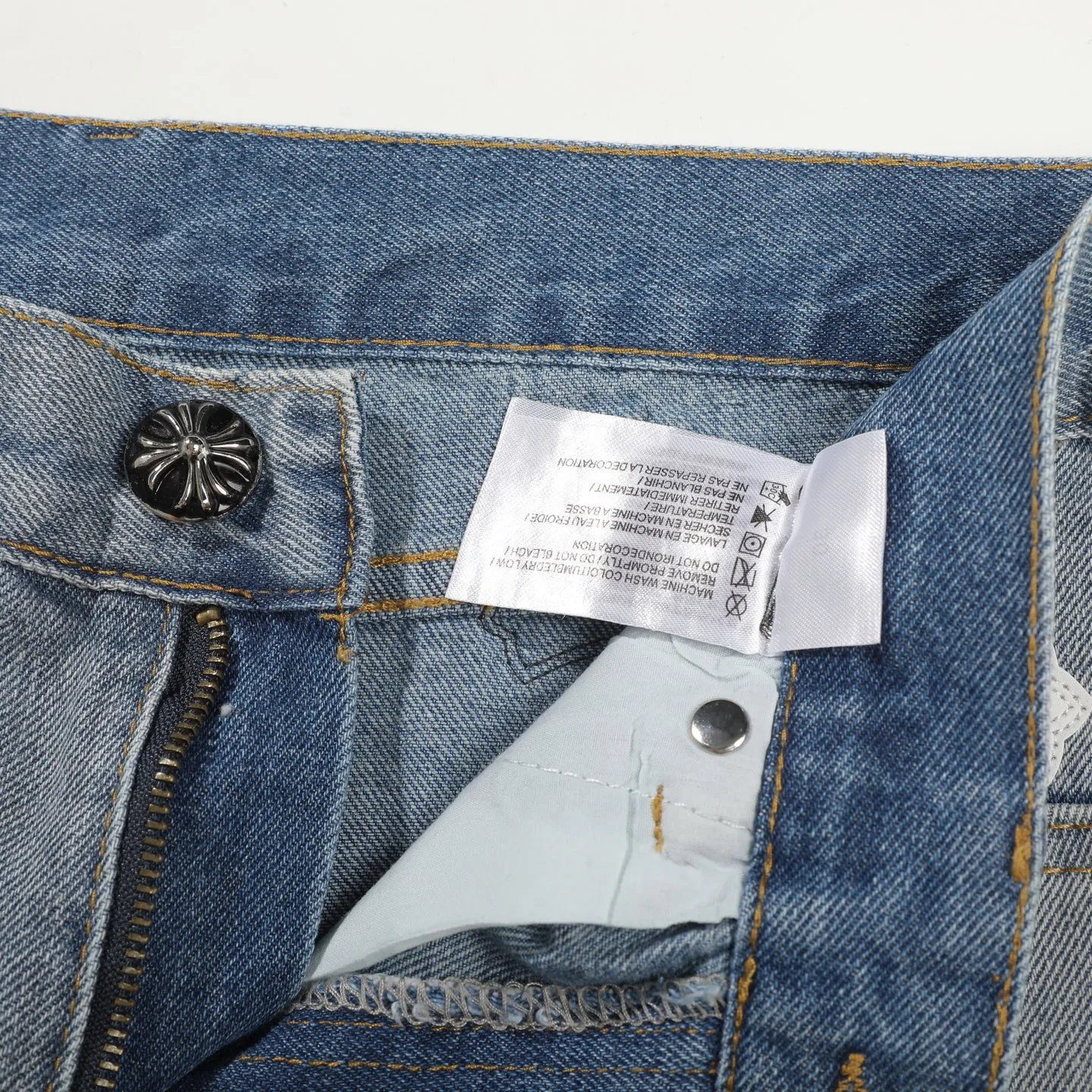 P240 Chromehearts washed blue leather jeans, ceiling-level jeans, a pair is hard to find at the counter‼ ️About Zangyin✅This is an extremely luxurious fashion brand that can also be called the aristocracy of the high street. It has always been an exclusive brand for some hipsters or rich second generations. The color of this model is already very eye-catching by using a unique washed material. It is decorated with pink patch cross flowers, which cleverly highlights the charm of the brand. Secondly, this model adopts a classic high-waist cut design, which highlights the long legs and fashionable temperament of the upper body. The brand is highly recognizable and the slim-fitting configuration is more suitable for daily wear. The personality will be fashionable and the specifications can be seen at a glance. Materials and technology ✅ Needless to say, this point goes without saying. As an excellent craftsman brand, Zangyin's requirements for details and craftsmanship are really perfect. The washed color of this model has gone through a lot of processes, not to mention the embellishment of the denim appliqués. It is also purely handmade and sewn. Just like what they believe in, only handmade things have soul and have the meaning of wearing. A top-notch heavy-duty fashionable denim item, recommended by both hands‼ ️ Size: 28/30/32/34/36 Waist: 69/74/79/84/89 Pants length: 102/103/104/105/106